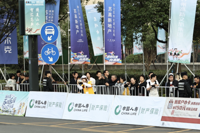 中國人壽財險蘇州市中心支公司全力護航2023蘇州太湖馬拉松